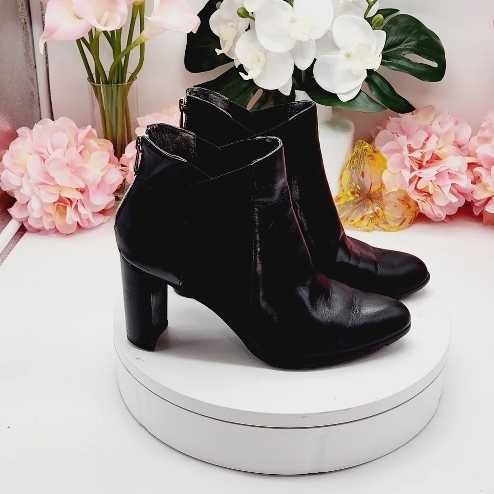 Adrienne Vittadini EUC Trinie Black Boots Women’s Size 8 Chunky Heel Booties.